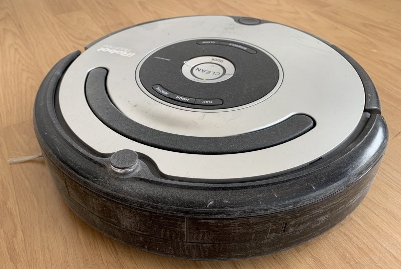 2011년형 iRobot Roomba 청소하기